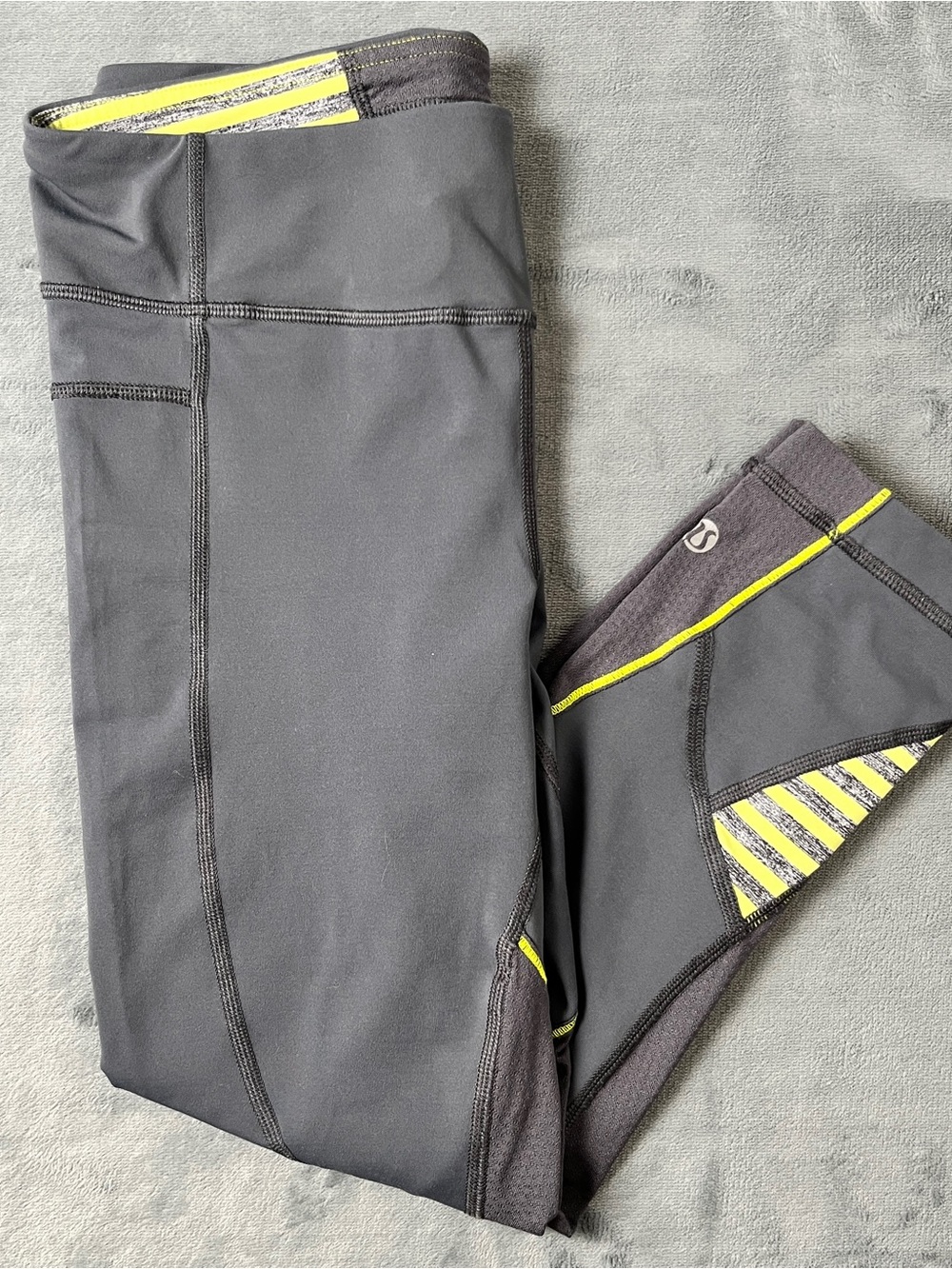 Lululemon Cropped Compression Leggings Women’s 6 Gray 26x20 Yellow Accents Yoga